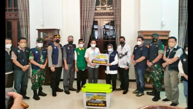 
					Bupati Jombang Hj. Mundjidah Wahab menyerahkan bantuan uang tunai sebesar Rp. 700 juta untuk korban erupsi Gunung Semeru. Bantuan diterima Bupati Lumajang, Thoriqul Haq di Pendopo Kabupaten Lumajang, Minggu (2612). (Foto Istimewa)