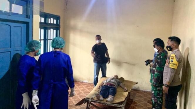 
					Jenasah korban gantung diri saat diperiksa tim medis disaksikan petugas dari Polsek dan anggota Koramil Ploso. (Foto: SWARAJOMBANG.COM/rtw)