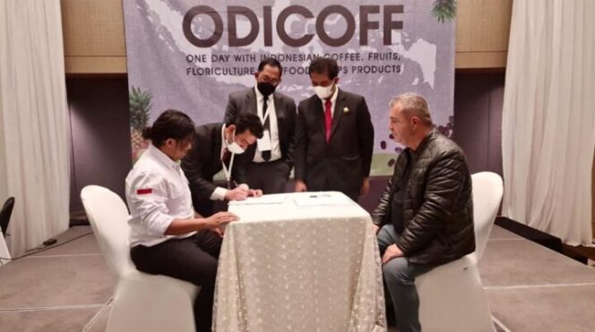 
					Event One Day With Indonesian Coffee, Fruits & Floricultures (ODICOFF) 2021 di Istanbul Turky Bersama Dirjen Ketahanan Pangan Kementerian Pertanian dan Dirjen Perhutanan Sosial dam Kemitraan Lingkungan Kementerian LHK yang ikut dihadiri Handrianus Yovin Karwayu Pengurus Bid V BPP HIPMI/ Founder BANGFLO. (Foto: Istimewa)