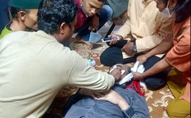 
					Jenazah Ustad Abdul Aziz di tengah para jamaah yqng menghadiri tausiyah di Masjid Aisyah, Surabaya. (Foto: istimewa).