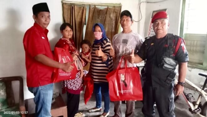 
					Sebagian warga yang mendapat bantuan beras 5 kg dari Puan Maharani. (Foto: istimewa)