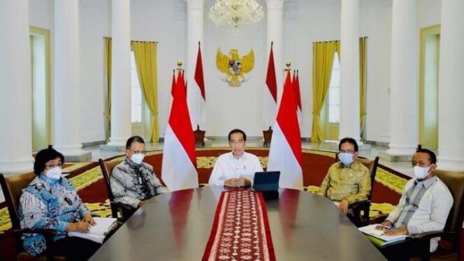 
					Presiden Joko Widodo di Istana negara dengan sejumlah menteri dalam pembahasan soal pertambangan. (Foto: Facebook Presiden Joko Widodo)