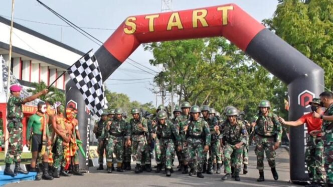 
					Prajurit Brigif 2 Marinir, perserta lomba lari lintas alam dalam rangka ulang tahun ke-59. (SWARAJOMBANG.com/Dispen Kormar)