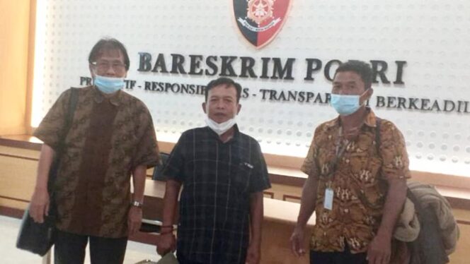 
					Agus dan Purwanto saat melapor ke Bareskrim Mabes Polri didampingi kuasa hukumnya, H Musnaam, SH, M.Hum. Senin (10/01/2022). (Foto: SWWRAJOMBANG.com/ton)