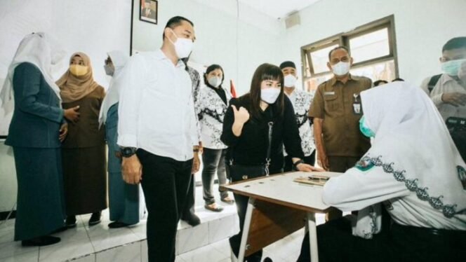
					Walikota Surabaya Eri Cahyadi saat meninjau Pembelajaran Tatap Muka (PTM) di SMPN 19 Surabaya. (Foto: Humas Pemkot Surabaya)