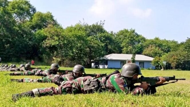 
					Prajurit Marinir saat latihan menembak. Hal itu dilakukan secara rutin untuk mengasah ketrampilan dan profesionalisme. (Foto: Humas Kormar)