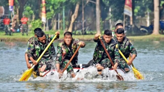 
					Lomba dayung dalam rangka HUT ke-59 Brigif 2  Marinir ini juara pertama diraih Yonif 1 Marinir dengan total waktu 14 menit 16 detik. (Foto: Dispen Kormar/Maskuwadi)