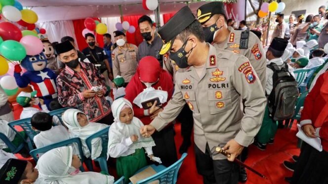 
					Kapolda Jatim, Irjen Nico Afinta saat  mengikuti kegiatan vaksinasi di Sidoarjo. (Foto: Kominfo/Pemprovjatim)