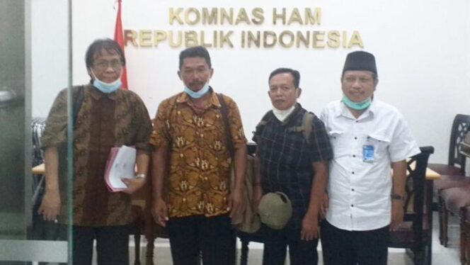 
					Agus dan Purwanto didampingi kuasa hukumnya, H Musnaam SH, MHum dan Drs Pujihandi SH, MH saat melapor ke Komnas HAM, Senin (10/01/2022) (foto: SWARAJOMBANG.com/ ton)