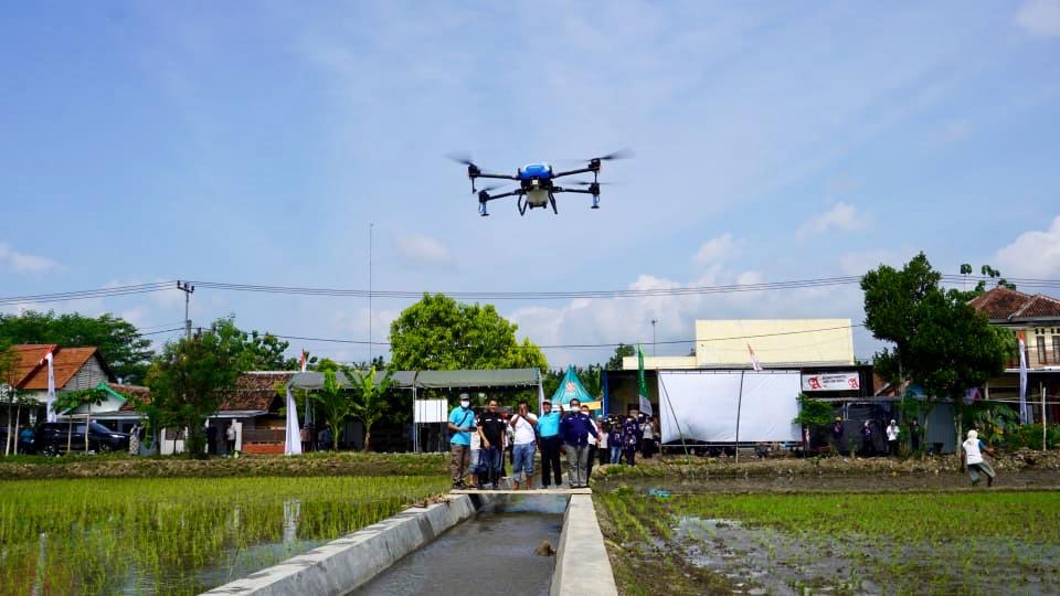 Penggunaan drone saat ini susah menjadi sebuah kebutuhan karena bisa mempercepat dan mempermudah pekerjaan petani. Drone bisa digunakan untuk menyemprot hama tanaman dan kebutuhan lain. (Foto: Istimewa)