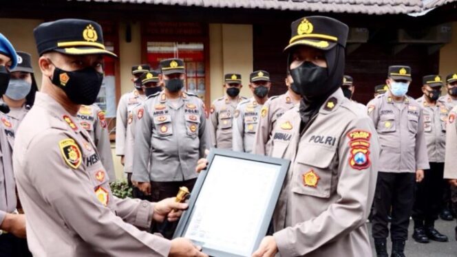 
					Kapolres Jember AKBP Hery Purnomo saat memberikan penghargaan kepada Kompol Nurmala (Kabag SDM Polres Jember) pada sebuah upacara di Mapolres Jember, Senin (17/1/2022) pagi. (Foto: Humas Polres Jember)