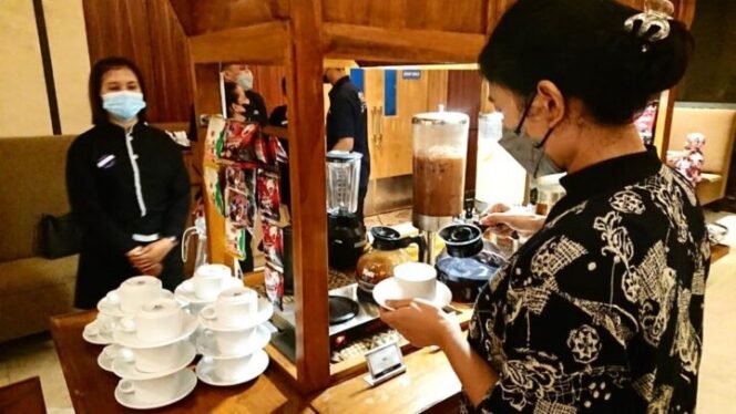 
					Angkringan ‘Mbah Mbrot’ di Hotel Aston Inn Gresik, cukup merogoh kocek Rp. 75 ribu dan anda bisa makan-minum sepuasnya. (Foto: Istimewa)