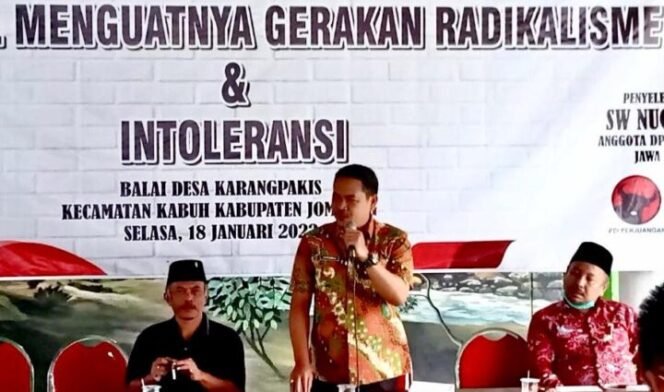 
					Sarasehan wawasan kebangsaan untuk menangkal radikalisme yang digelar di Balai Desa Karangpakis, Kecamatan Kabuh, Kabupaten Jombang, Jawa Timur, Selasa (18/1/2022). (Foto: Istimewa)