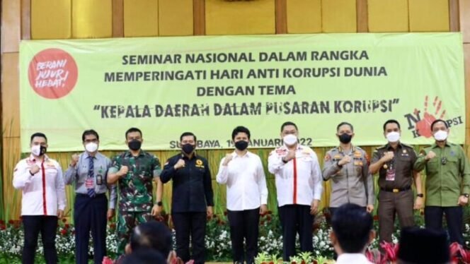 
					Wagub Jatim Emil Elestianto Dardak mengajak para bupati dan walikota di Jatim untuk memberantas korupsi sampai ke sekolah-sekolah, agar mereka tidak terjebak dalam pusaran korupsi. (Foto: Humprot Pemprov Jatim)