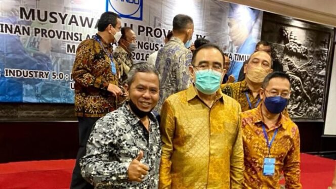 
					Edy Widjanarko (tengah) terpilih secara aklamasi pada Musda IX Apindo Jatim yang berlangsung di Hotel Bumi Surabaya, Sabtu (22/1/2022). (Foto: SWARAJOMBANG.com/ Dok. Nur Wakit)