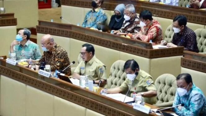 
					Mendagri M Tito Karnavian dalam Rapat Dengar Pendapat di Gedung DPR RI dengan Komisi II menyepakati Pemilu digelar 14 Februari 1024. (Foto: Antara)