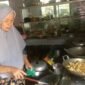 Banyak toko dan minimarket di Jombang tidak menjual minyak goreng, sehingga masyarakat tetap membeli minyak dengan harga Rp20 ribu/ liter. (Foto: SWARAJOMBANG.com/ Hadi S Purwanto)