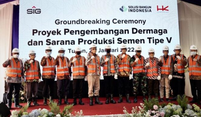 
					Bupati Tuban, Manajemen SIG serta Manajemen SBI saat peletekan batu pertama proyek pembangunan pengembangan pelabuhan terminal khusus dan fasilitas produksi SBI. (Foto: Istimewa)