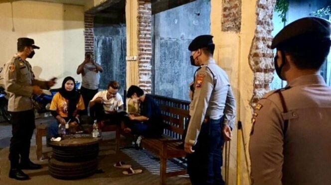 
					Polisi tengah melakukan patroli di warung kopi dan tempat-tempat nongkrong anak muda untuk pendisiplinan protokol kesehatan (Prokes) dan penciptaan Kamtibmas. (Foto: Humas Polres Tulungagung)