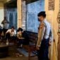 Polisi tengah melakukan patroli di warung kopi dan tempat-tempat nongkrong anak muda untuk pendisiplinan protokol kesehatan (Prokes) dan penciptaan Kamtibmas. (Foto: Humas Polres Tulungagung)