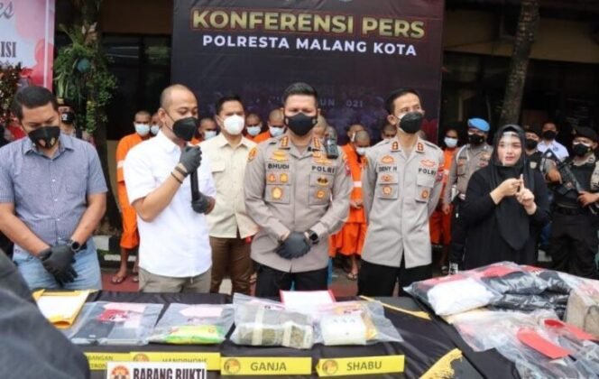 
					Kapolresta Malang, Kombespol Budhi Herman saat jumpa pers soal penggagalan peredaran narkoba jenis sabu dan ganja, Kamis (6/1/2022). (Foto: Polresta Malang)