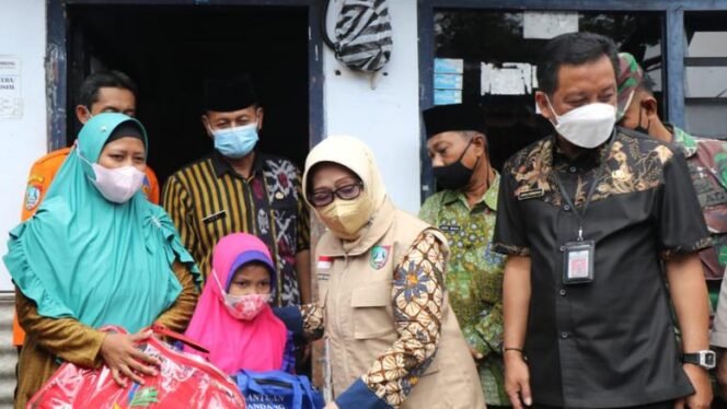 
					Bupati Jombang Hj. Mundjidah Wahab saat menyerahkan bantuan dana dan perlengkapan sekolah kepada warga yang terkena musibah angin puting beliung di Megaluh, Jumat (14/01/2022). (Foto: istimewa)
