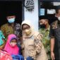 Bupati Jombang Hj. Mundjidah Wahab saat menyerahkan bantuan dana dan perlengkapan sekolah kepada warga yang terkena musibah angin puting beliung di Megaluh