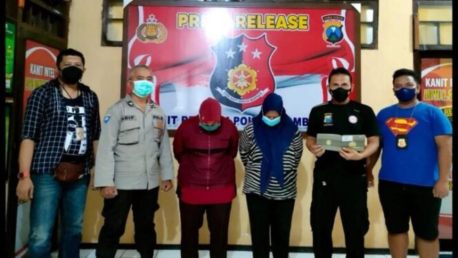 
					Dua Emak-emak diduga menggelapkan sepeda motor digelandang ke polsek Jombang, Jum'at(21/1/2022). (Foto: istimewa)