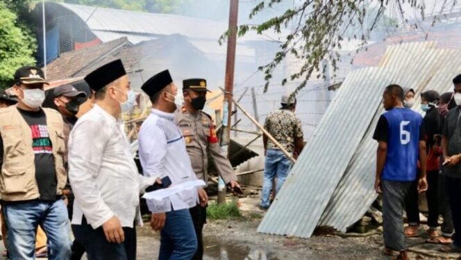 
					Bupati Gresik, Fandi Akhmad Yani saat meninjau pasar Sidayu yang terbakar, Minggu (30/1/2022). (Foto: Istimewa)