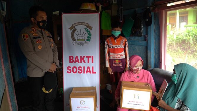 
					Bakti Sosial Polres Tasikmalaya, Jawa Barat yang memberikan bantuan kepada Pajar, pelajar 14 tahun yang berjuang mencari nafkah untuk mengobati ibunya yang tengah terbaring karena sakit jantung. (Foto: Humas Polres Tasikmalaya)