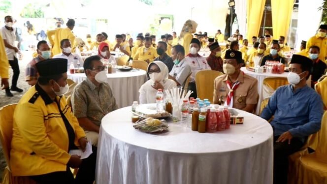 
					Bupati Jombang, Hj. Mundjidah Wahab didampingi sekdakab Jombang, Agus Purnomo saat menghadiri acara tasyakuran di rumah Ketua DPD Golkar Jombang, Andik Basuki Rahmat (jaket kuning). (Foto: Dinas Kominfo Jombang)