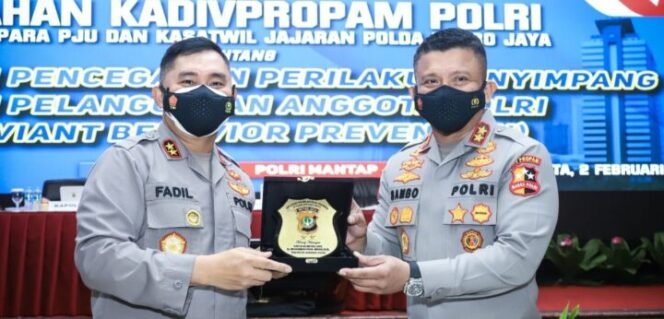 
					Kadivpropam Polri Irjen Pol Ferdy Sambo bersama Kapolda Metro Jaya Irjen Pol Fadil Imran. (Foto: Divhumas Polri)