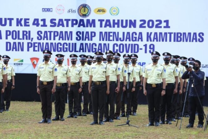 
					Seragam Satpam terbaru terjadi hanya untuk hem, sementara warna celana tetap coklat tua persis seperti seragam lama. (Foto: Divhumas Polri)