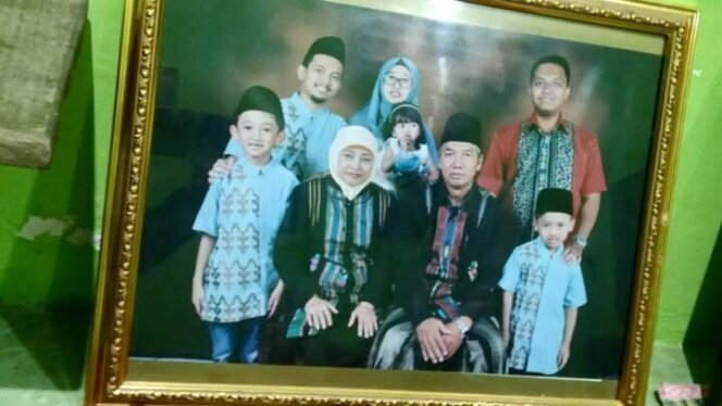 
					Ainun Najib (berdiri berkopiah) bersama anak-istri dan orangtuanya. Dia diminta Presiden Jokowi pulang kampung untuk berkarya di negeri sendiri. (Foto: Dok. keluargaa)