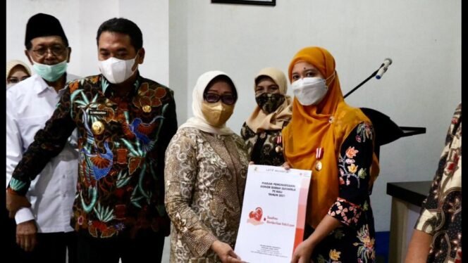 
					Bupati Jombang, Hj. Mundjidah Wahab saat menyerahkan piagam penghargaan kepada pendonor darah sekurela yang sudah melakukan sebanyak 75 kali. (Foto: Dinas Kominfo Jombang)