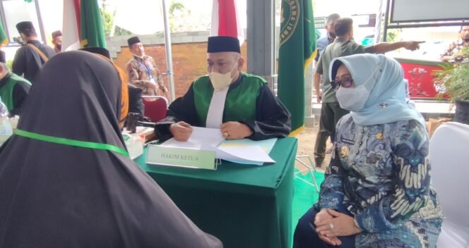 
					Bupati Jombang, Hj. Mundjidah Wahab saat launching Itsbat Nikah Terpadu di kantor Kecamatan Ngoro, Jombang, Jawa Timur, Selasa (15/2/2022). (Foto: Kominfo Jombang)