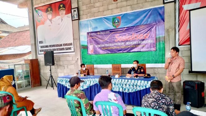 
					Sosialisasi tentang cukai dan rokok ilegal di Balai Desa Gedangan, Kecamatan Mojowarno, Kabupaten Jombang, Selasa (15/2/2022). (Foto: Dinas Kominfo Jombang)