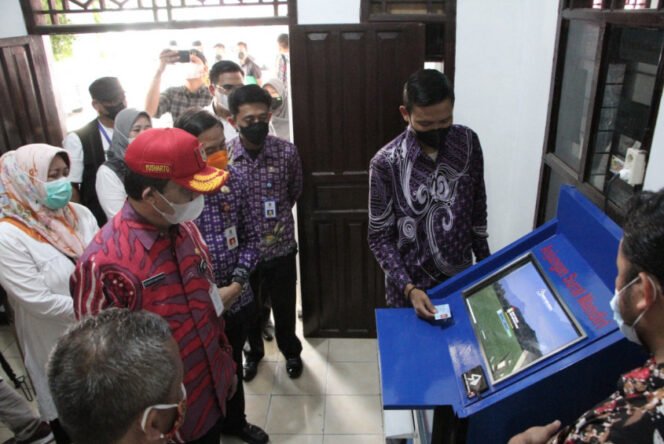 
					Direktur Jenderal (Dirjen) Bina Pemerintahan Desa (Pemdes) Kementerian Dalam Negeri (Kemendagri) Yusharto Huntoyungo saat melakukan kunjungan ke Desa Babakan Ngasem, Kabupaten Tangerang, Jumat (4/2/2022). (Foto: Humas Kemendagri)