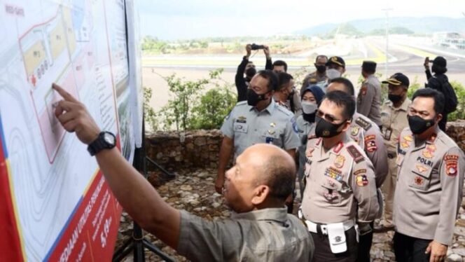 
					Kakorlantas Polri Irjen Pol Firman Shantyabudi saat meninjau Sirkuit Mandalika di Lombok, NTB, Jumat (4/2/2022). (Foto: Divhumas Polri)