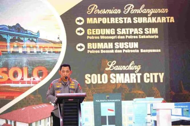 
					Kapolri Jenderal Listyo Sigit Prabowo meresmikan program Solo Smart City di Mapolresta Surakarta, Jumat (18/2/2022). (Foto: Divhumas Polri)