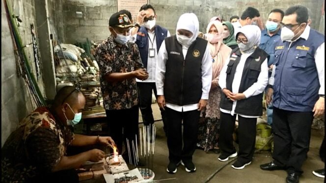 
					Gubernur Jawa Timur Khofifah Indar Parawansa mendapat penjelasan perihal proses pembuatan manik-manik dari Kepala Desa Plumbon Gambang, Nurwakit, Sabtu (12/2/2022)