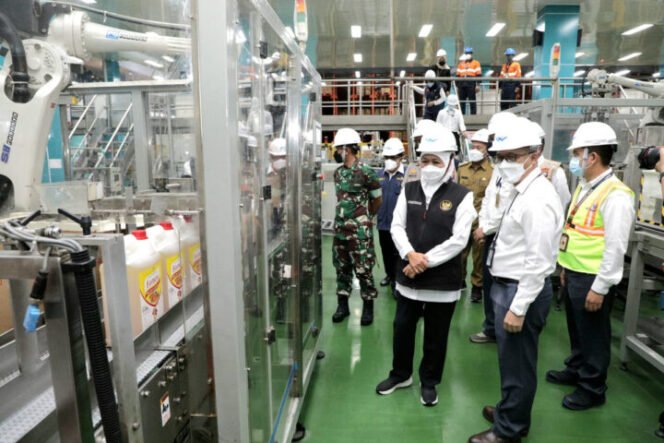 
					Khofifah saat menyambangi Pabrik Minyak Goreng PT Wilmar Nabati Indonesia di Gresik, Senin (7/2/2022). (Foto: Humas Pemprov Jatim)