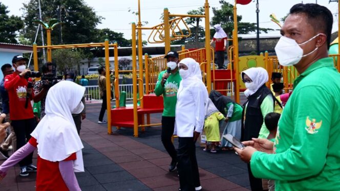 
					Gubernur Jawa Timur (Jatim) Khofifah Indar Parawansa didampingi Bupati Jombang, Hj Mundjidah Wahab saat meresmikan taman di alun-alun Jombang, Senin (21/2/2022)