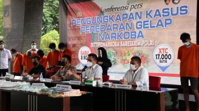 
					Bareskrim Polri berhasil meringkus komplotan pengedar narkoba jenis sabu, ekstasi dan psikotropika jenis happy five di Surabaya. (Foto: Divhumas Polri)