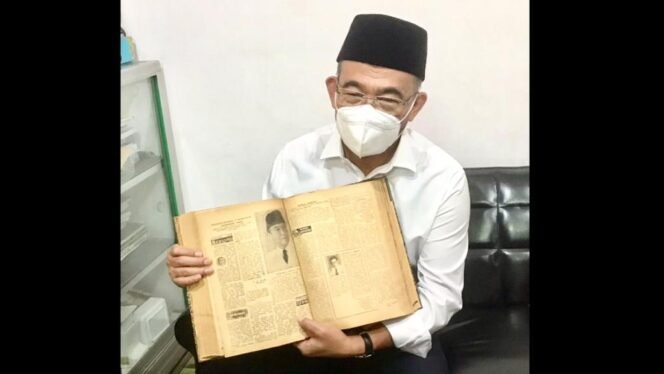 
					Menteri Koordinator Pembangunan Bidang Manusia dan Kabudayaan (Menko PMK) Muhadjir Effendi menunjukkan rubrik mengenal ajaan Bung Karno di majalah 