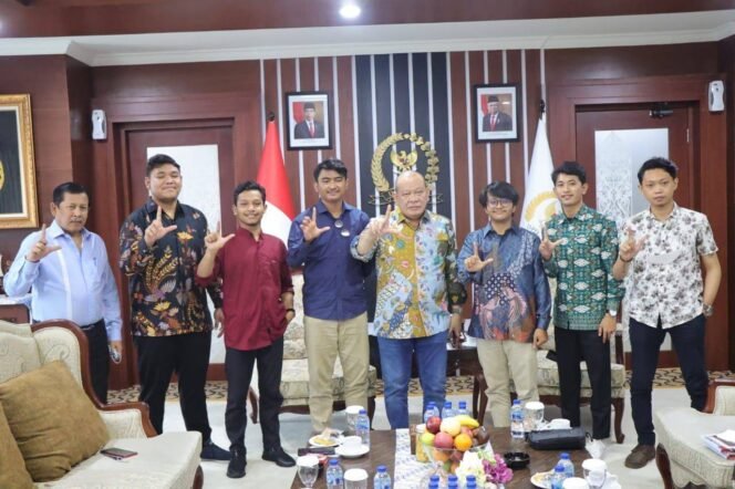 
					LaNyalla saat menerima audiensi Keluarga Besar Badan Eksekutif Mahasiswa Perguruan Tinggi Muhammadiyah Indonesia (BEM PTMI), di ruang kerja Ketua DPD RI, Komplek Parlemen Senayan, Jakarta, Senin (14/2/2022). (Foto: Istimewa)