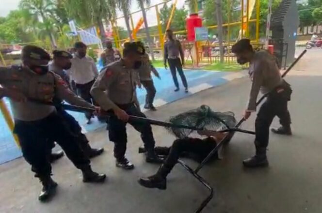 
					Polres Pacitan, Jawa Timur kini kini alat baru ciptaan Kapolres untuk melumpuhkan orang berbahaya dengan tanpa melukai dan aman bagi pengguna atau anggota. Alat berbentuk huruf 'U' itu sudah diuji coba beberapa kali. (Foto: Humas Polres Pacitan)