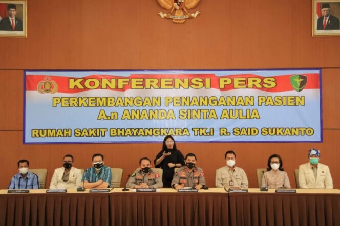 
					Rumah Sakit (RS) Polri Kramat Jati, Jakarta Timur bekerjasama dengan sejumlah rumah sakit di Jakarta untuk menangani tumor kaki Sinta Aulia. (Foto: Divhumas Polri)