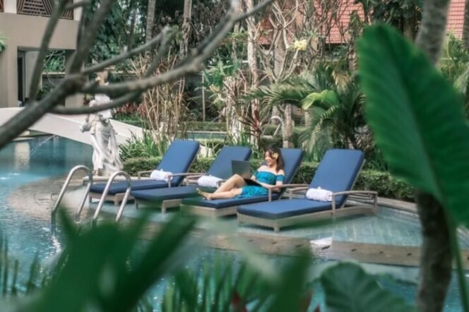 
					Program Warm Up VAcation sangat beda dengan karantina biasa. PPLN bisa beraktivitas di luar kamar, sehingga menjadikan mereka tetap seperti liburan. (Foto: Humas Kemenparekraf)