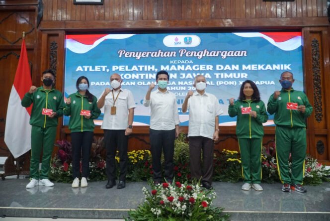 
					Wakil Gubernur (Wagub) Jawa Timur (Jatim) Emil Dardak mewakili Gubernur Jatim Khofifah Indar Parawansa memberikan bonus kepada atlet, pelatih, manager, dan mekanik kontingen PON XX Papua. (Foto: Humprot Pemprov Jatim)